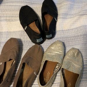 3 pairs of Toms